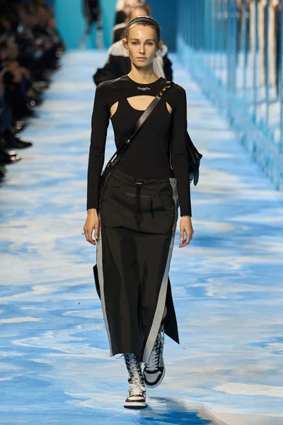 Look 25